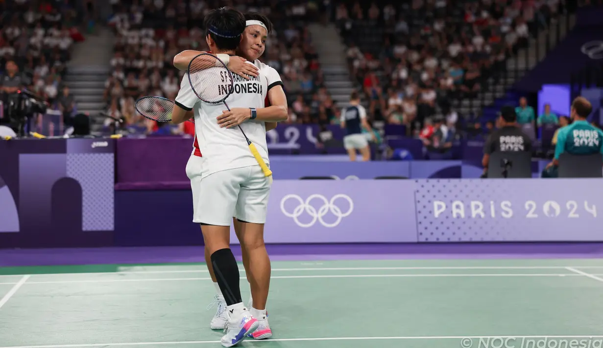 <p>Pemain ganda putri Indonesia, Apriyani Rahayu memeluk rekannya, Siti Fadia Silva Ramadhanti setelah dikalahkan wakil Malaysia, Pearly Tan/Thinaah Muralitharan pada laga Grup A Olimpiade Paris 2024 di Porte de la Chapelle Arena, Paris, Selasa (30/7/2024). Apriyani Rahayu/Siti Fadia Silva Ramadhanti kalah 18-21, 9-21. (Dok. NOC Indonesia/Naif Muhammad Al'as)</p>