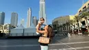 Berlibur ke Dubai, sambil menggendong anaknya, Jennifer Coppen tampil mengenakan atasan hitam dipadukan celana denim panjang. Sambil membawa shoulder bag coklatnya. [@jennifercoppenreal20]