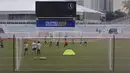 Para pemain Timnas Indonesia U-22 saat latihan di Stadion Rizal Memorial, Manila, Jumat (22/11). Latihan ini persiapan jelang laga SEA Games 2019. (Bola.com/M Iqbal Ichsan)