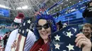 Fans wanita AS memakai atribut unik saat menyaksikan pertandingan hoki es wanita antara Amerika Serikat dan Kanada saat Olimpiade Musim Dingin Pyeongchang 2018 di Gangneung Hockey Center di Gangneung  (22/2). (AFP Photo/Jung Yeon-Je)