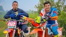 Biasanya pria berusia 32 tahun ini bisa menghabiskan 1-2 kali untuk bersama motor trailnya dalam seminggu. Bahkan Ali Syakieb telah mengunjungi beberapa tempat demi hobinya ini, seperti Padalarang dan Gunung Bromo.(Liputan6.com/IG/@alisyakieb)