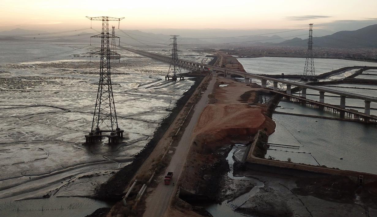 Foto dari udara menunjukkan lokasi pembangunan jembatan lintas laut Teluk Meizhou di jalur kereta cepat Fuzhou-Xiamen, Provinsi Fujian, China, 2 Desember 2020. Jembatan sepanjang 14,7 kilometer tersebut merupakan bagian dari jalur kereta cepat Fuzhou-Xiamen. (Xinhua/Wei Peiquan)