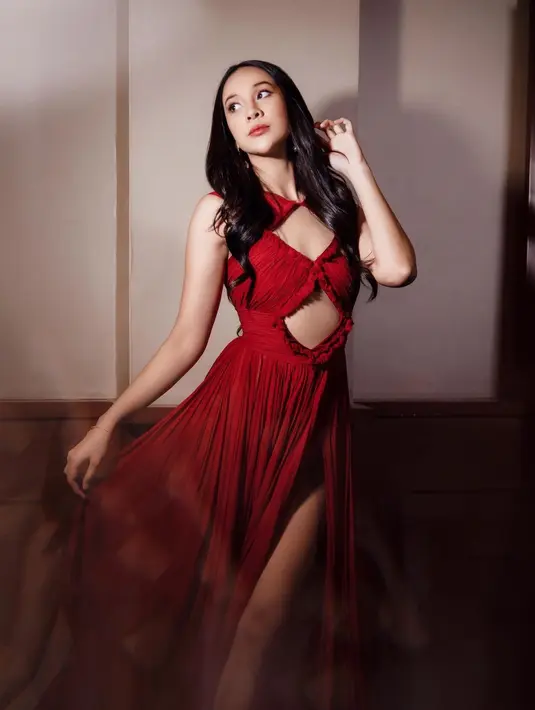 <p>Kali ini tampil lebih berani, Anya menggunakan dress merah. Detail belah samping pada gaun membuatnya tampil seksi dan menawan. [Instagram/anyageraldine]</p>