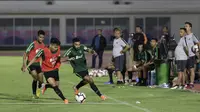 Pelatih Timnas Indonesia U-22, Indra Sjafri, saat sesi latihan di Stadion Madya, Jakarta, Rabu (24/7). Latihan ini merupakan persiapan jelang Sea Games 2019 Filipina. (Bola.com/M Iqbal Ichsan)