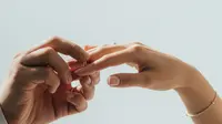 7 Pilihan Cincin Emas untuk Lamaran Wanita, dari Desain Klasik Solitaire hingga Modern Microsetting