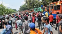 [VIDEO] Tak Ditemui Jokowi, Pendemo Metromini Anarkis