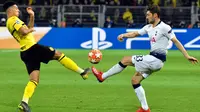 Bek Tottenham Hotspur Ben Davies (kanan) berebut bola dengan penyerang Borussia Dortmund Jadon Sancho pada leg kedua babak 16 besar Liga Champions di Stadion BVB, Dortmund, Jerman, Selasa (5/3). Tottenham lolos ke perempat final. (AP Photo/MartinMeissner)