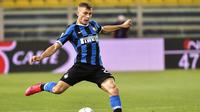 Gelandang Inter Milan, Nicolo Barella, menendang bola saat melawan Parma pada laga Serie A di Stadion Ennio Tardini, Minggu (28/6/2020). Inter Milan menang 2-1 atas Parma. (AP/Marco Alpozzi)