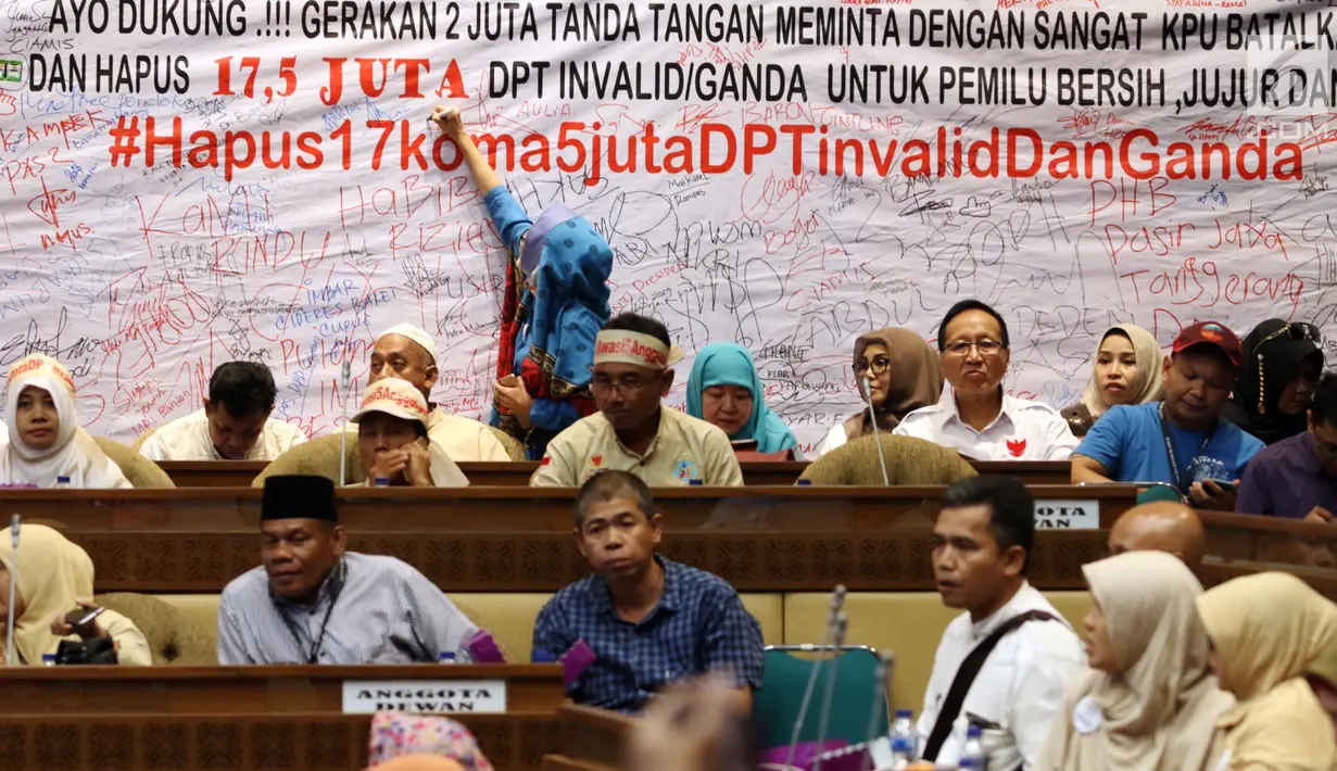Suasana saat pernyataan sikap "DPT Bermasalah: Pemilu 2019 Berpotensi Chaos!" di Komplek Parlemen Senayan, Jakarta, Selasa (9/4). BPN Prabowo-Sandi menanggapi perkembangan penanganan  KPU terkait laporan dugaan DPT tidak wajar ganda invalid manipulatif. (Liputan6.com/Johan Tallo)