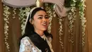 Wanita berwajah cantik ini juga tampak mengenakan selempat betuliskan 'Wanita Terpinang' dan mahkota kecil. (Foto: instagram.com/whulandary)