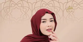 Dalam unggahannya di media sosial, aktris berbakat ini tampil memukau dengan tren hijab pashmina meleyot yang sedang digandrungi banyak hijabers.  [@ambyamandamanopo].