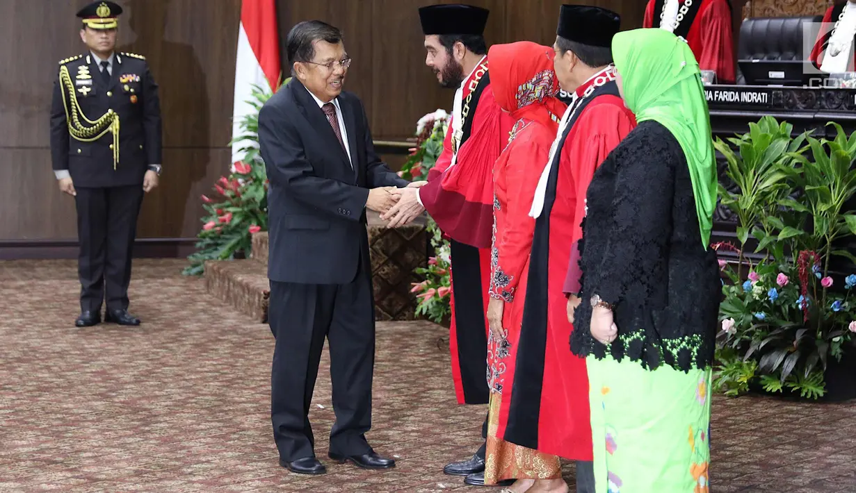 Wakil Presiden Jusuf Kalla memberikan ucapan selamat kepada Ketua Mahkamah Konstitusi (MK) terpilih Anwar Usman usai acara pengucapan sumpah jabatan Ketua dan Wakil Ketua MK di gedung MK, Jakarta, Senin (2/4). (Liputan6.com/Immanuel Antonius)