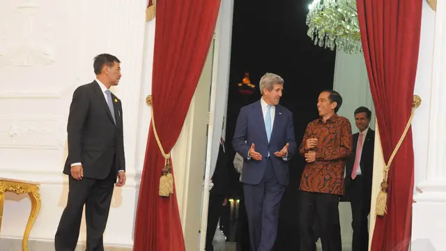 Terima Tamu Negara, Jokowi Tampil Santai
