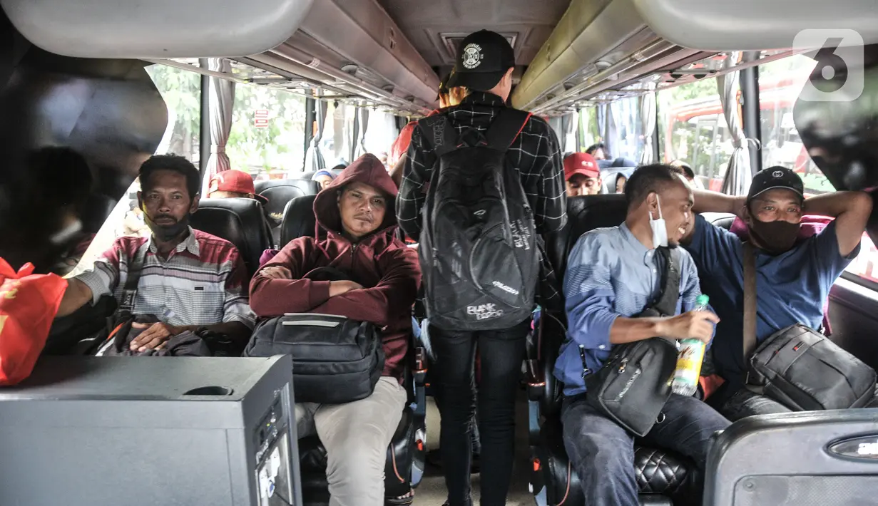 Penumpang duduk dalam bus antarkota antarprovinsi (AKAP) saat menunggu jadwal keberangkatan di Terminal Bus Tanjung Priok. (merdeka.com/Iqbal S. Nugroho)
