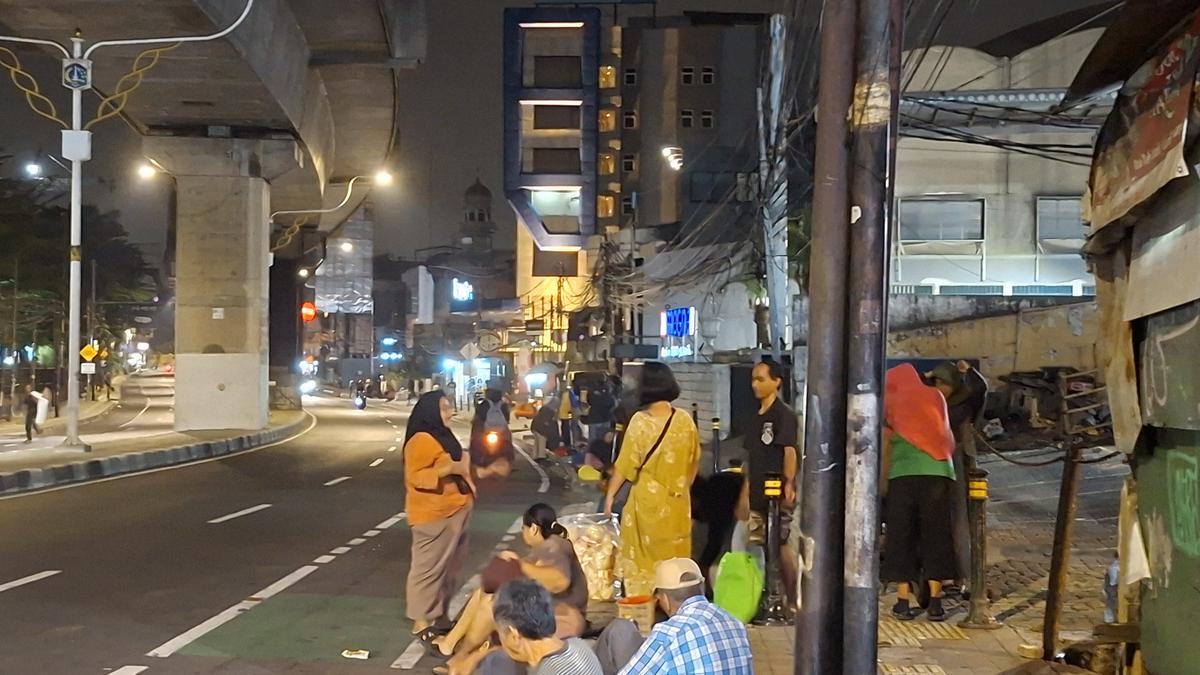 Pak Haji Sebar Uang Lewat Tengah Malam  #News