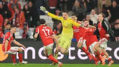 Kiper Benfica asal Ukraina, Anatoliy Trubin (tengah) merayakan golnya selama pertandingan pekan ke-8 Liga Champions 2025-2026 melawan Real Madrid di Estadio da Luz, Lisbon, Rabu (28/1/2026) waktu setempat atau Kamis (29/1/2026) dini hari WIB. Usai mencetak gol yang menyudahi perlawanan Real Madrid pada laga pekan ke-8 Liga Champions 2025-2026 di Estadio da Luz, Lisbon, Rabu (28/1/2026) waktu setempat atau Kamis (29/1/2026) dini hari WIB, nama Anatoliy Trubin langsung menjadi sorotan. (PATRICIA DE MELO MOREIRA/AFP)