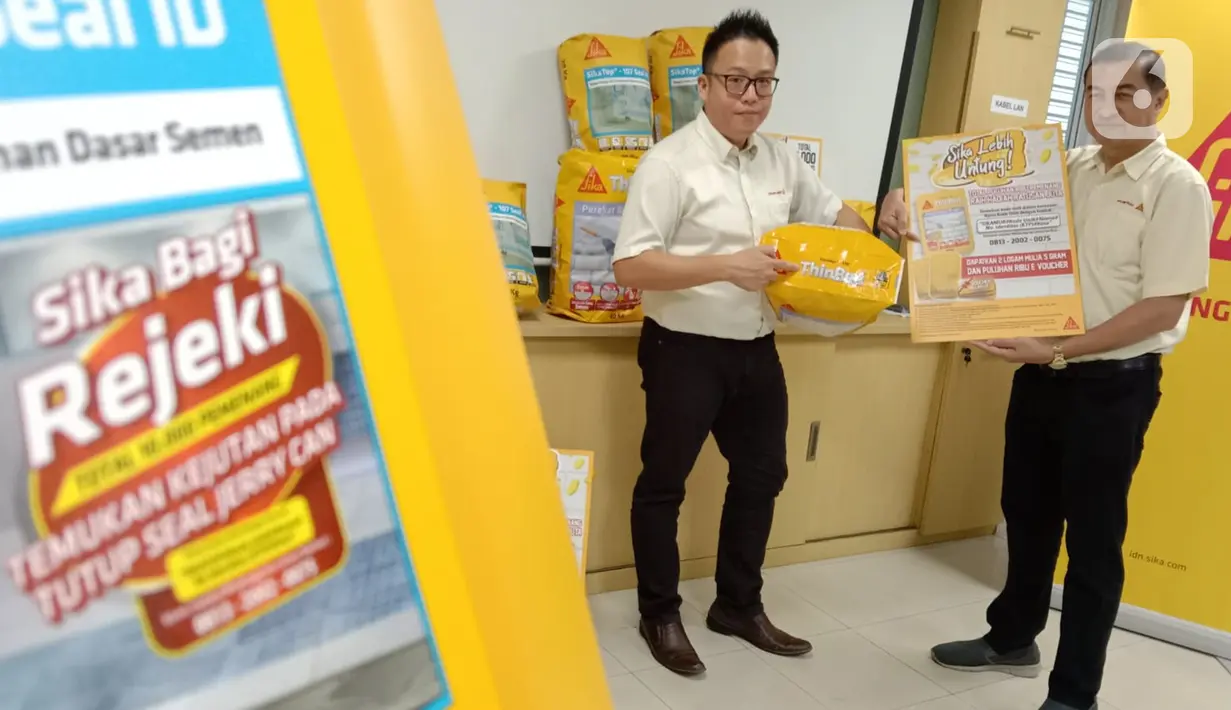 Channel Distribution & TM Building Finishing Manager Basuki Setiawan
dan Application Field Manager menunjukan produk Sika di Gudang Sika Indonesia, Bogor, Selasa (24/05/2022). Sika Indonesia mengadakan loyalty program yaitu Sika Bagi Rejeki untuk produk SikaTop 107 Seal dan Sika Lebih Untung untuk Sikamur 130 Thinbed dengan mengirimkan kode unik berhadiah total ratusan juta rupiah. (Liputan6.com/HO/Reza)