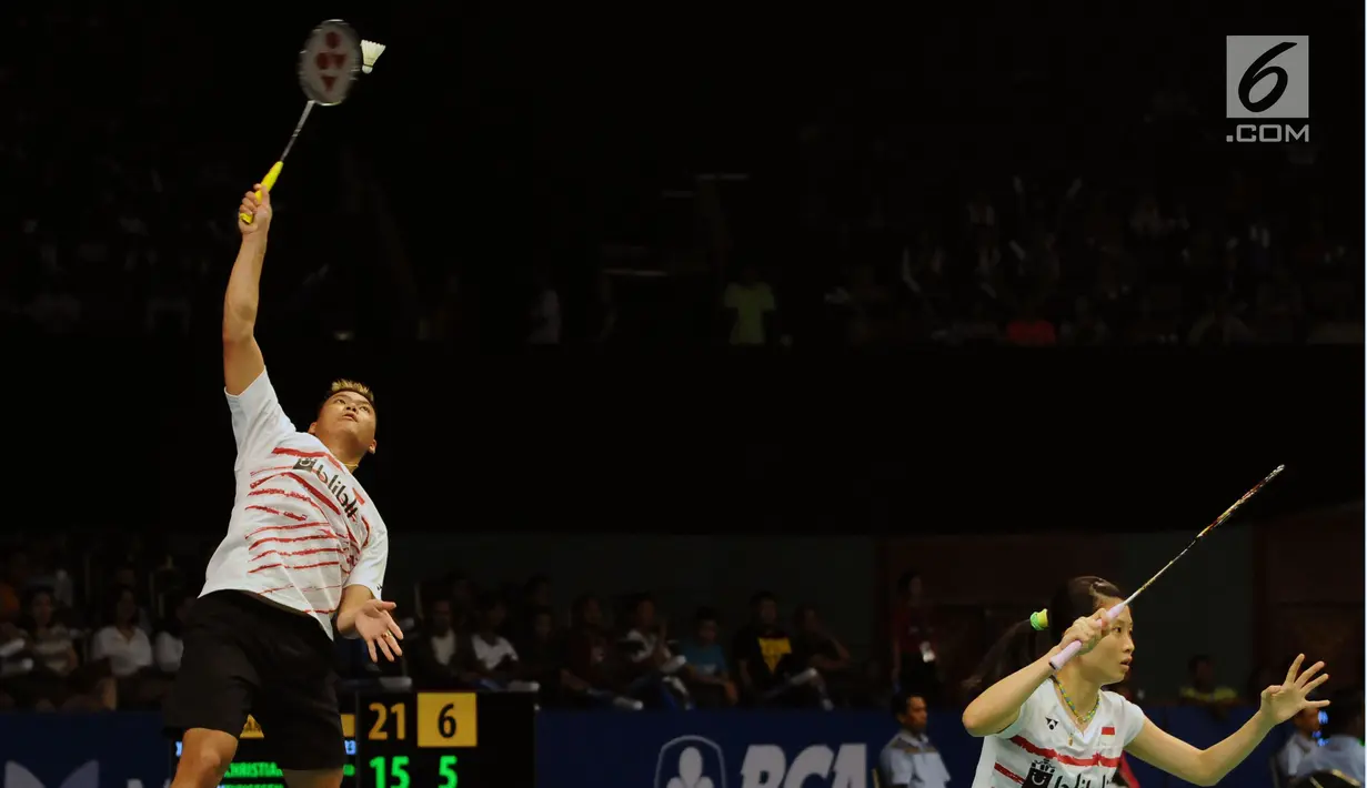 Ganda Campuran Indonesia, Preveen Jordan/Debby Susanto melakukan smesh ke arah Mathias Christiansen/Sara Thygesen (Denmark) di putaran pertama Indonesia Open 2017 di Jakarta, Selasa (13/6). Preveen/Debby kalah 1-2. (Liputan6.com/Helmi Fithriansyah)