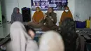 Dari rumah ke rumah, mereka berjuang untuk menekan wabah campak yang telah berlangsung sembilan bulan terakhir di Pulau Madura. (AP Photo/Dita Alangkara)