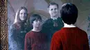 Dalam film itu, Harry menanyakan apa yang Dumbledore lihat di kaca yang membuat Harry melihat kedua orangtuanya. (Bustle)