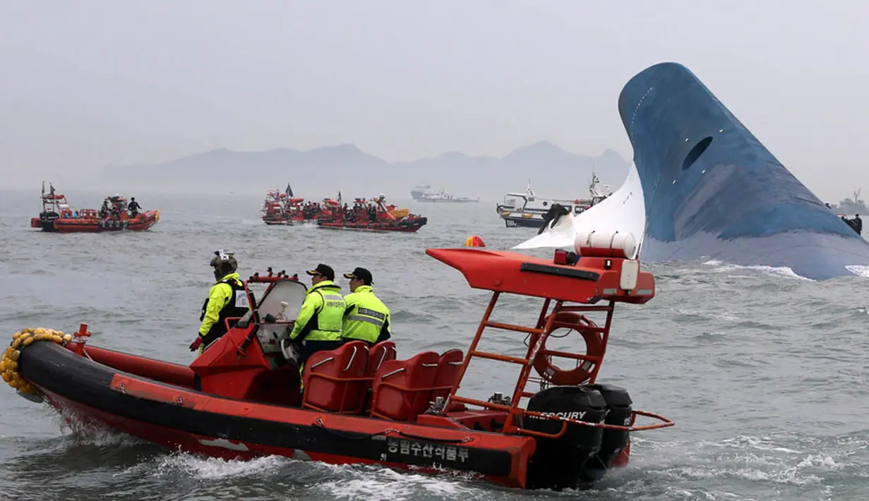 Bangkai kapal yang sebelumnya tampak sebagian badan kapal, terus tenggelam masuk ke dalam air sampai akhirnya hanya terlihat bagian ujungnya saja (REUTERS/Kim Hong-Ji).