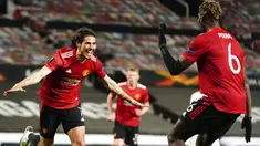 Pemain Manchester United Edinson Cavani (kiri) melakukan selebrasi usai mencetak gol ke gawang AS Roma pada leg pertama semifinal Liga Europa di Old Trafford, Manchester, Inggris, Kamis (29/4/2021). Manchester United menang 6-2. (AP Photo/Jon Super)