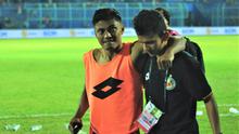 Irsyad Maulan harus dibantu ketika akan keluar dari lapangan. (Bola.com/Iwan Setiawan)