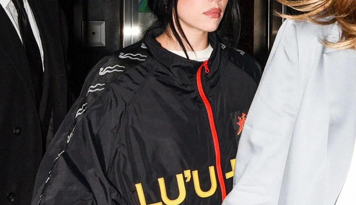 Billie Eilish tampil lebih boyish di after party mengenakan jaket dan baseball cap. Foto: IG/catwalkats].