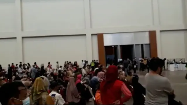 Warga memadati ICE BSD Tangerang untuk mengikuti vaksinasi massal Covid-19