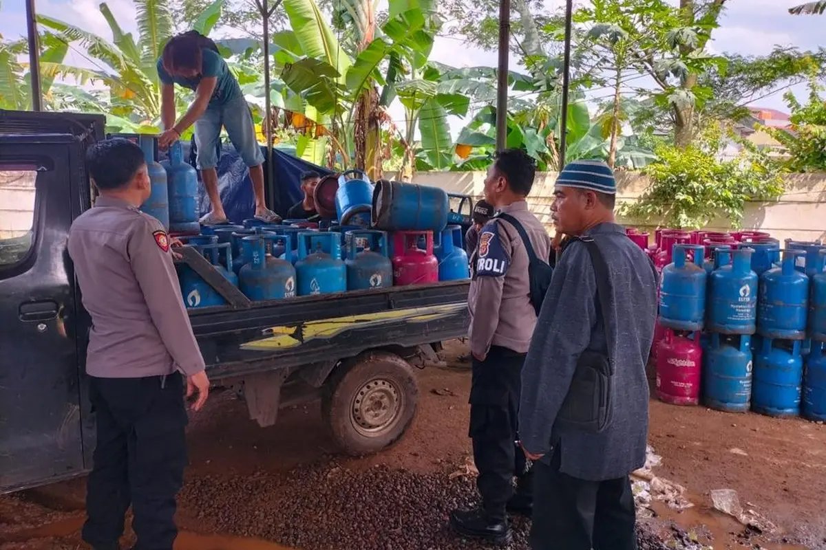 Enam pelaku pengoplos gas elpiji subsidi 3 kilogram ke tabung gas non subsidi 12 kilogram di Bogor, Jawa Barat ditangkap. (Liputan6.com/Achmad Sudarno)