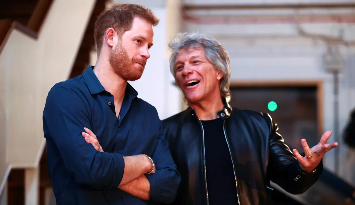 Pangeran Harry (kiri) berbincang dengan penyanyi AS, Jon Bon Jovi setibanya di Abbey Road Studios, London, Jumat (28/2/2020). Pentolan Bon Jovi dan Pangeran Harry akan bertemu dengan paduan suara Invictus Games untuk merekam lagu untuk amal. (Hannah McKay/Pool Photo via AP)