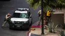 Tim SWAT mengepung pelaku penembakan di dekat hotel sekaligus kasino terkemuka Cosmopolitan, Las Vegas, Sabtu (25/3). Pria bertopeng babi tiba-tiba mengeluarkan tembakan dan membuat para turis melarikan diri dari hotel. (L.E. Baskow/Las Vegas Sun via AP)