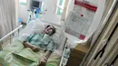 Benny Panjaitan saat dirawat di rumah sakit Sari Asih, Tangerang, Banten, (31/12). Benny dirawat di ruang ICU rumah sakit Sari Asih Tangerang. (Liputan6.com/Helmi Afandi)