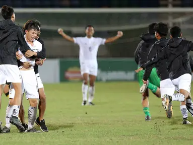 Pemain timnas U-19 Thailand berselebrasi setelah mengalahkan timnas Malaysia pada partai final Piala AFF U-18 2017, di Stadion Thuwunna, Myanmar (17/9). Tim Gajah Perang menang dua gol tanpa balas melawan Harimau Muda. (Liputan6.com/Yoppy Renato)
