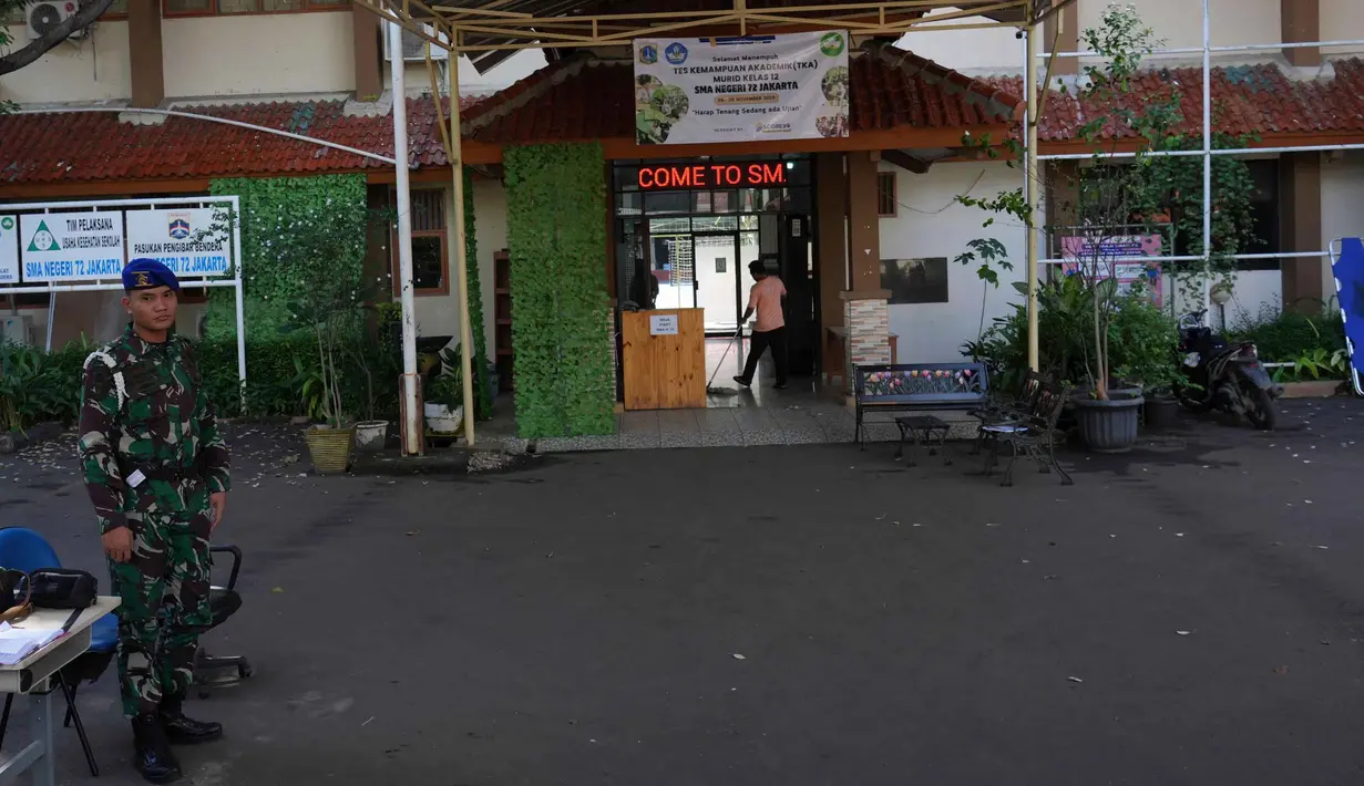 Gerbang sekolah ditutup untuk umum, dan akses masuk dibatasi serta didata ketat oleh petugas. Penjagaan akan terus dilakukan hingga proses penyelidikan selesai dan situasi dinyatakan aman sepenuhnya oleh pihak berwenang. Tampak dalam foto, personel militer berjaga di sebuah sekolah setelah ledakan di Jakarta, Indonesia, pada Minggu, 9 November 2025. (AP Photo/Achmad Ibrahim)