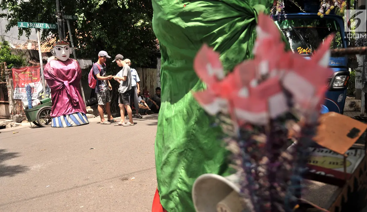 Pengamen ondel-ondel menghitung uang hasil berkeliling di kawasan Senen, Jakarta, Kamis (27/12). Selama ini banyak pengamen ondel-ondel yang hanya menggunakan rekaman musik Betawi untuk mencari nafkah. (Merdeka.com/Iqbal S. Nugroho)