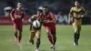 Pemain Mitra Kukar, Defri Rizky, menahan pergerakan gelandang Semen Padang, Vendry Mofu, pada laga final Piala Jenderal Sudirman. Jalannya laga final diwarnai hujan sepanjang pertandingan. (Bola.cm/Vitalis Yogi Trisna)
