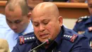 Kepala Polisi Nasional Filipina Ronald Dela Rosa menangis saat berlangsung sidang dengar pendapat di Manila, Rabu (23/11). Tangisan itu muncul setelah mendengar kesaksian tentang keterlibatan polisi dalam peredaran narkoba. (REUTERS/Romeo Ranoco)