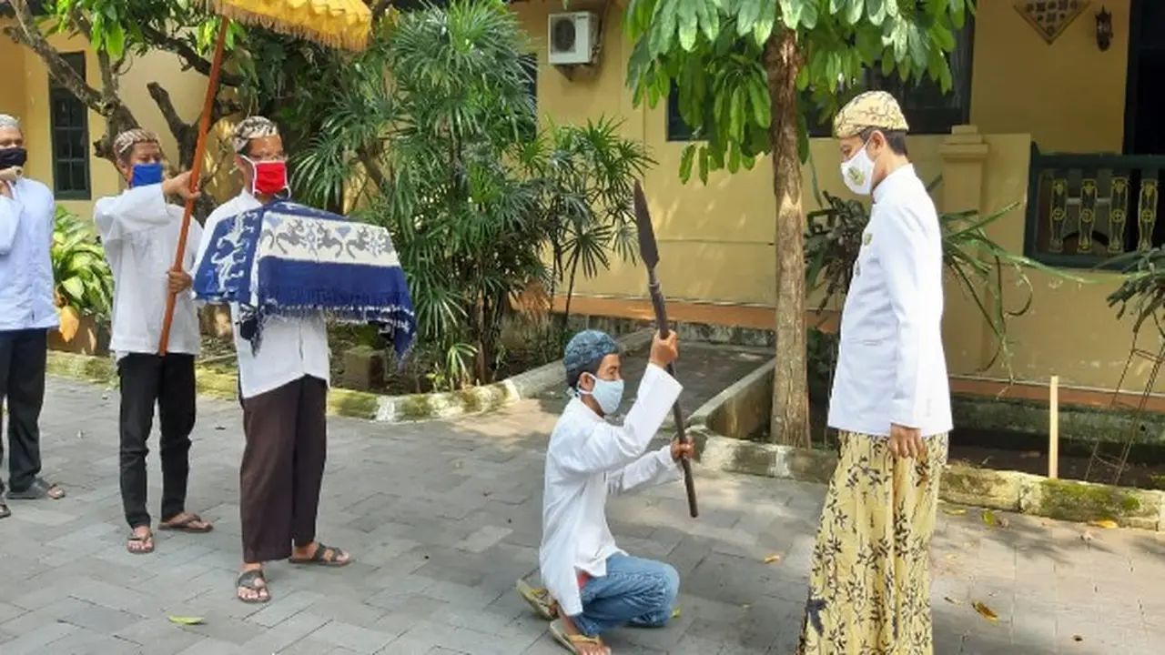 Cahaya Lilin Menerangi Komplek Makam Sunan Gunung Jati Sambut Malam Lailatul Qadar di Cirebon