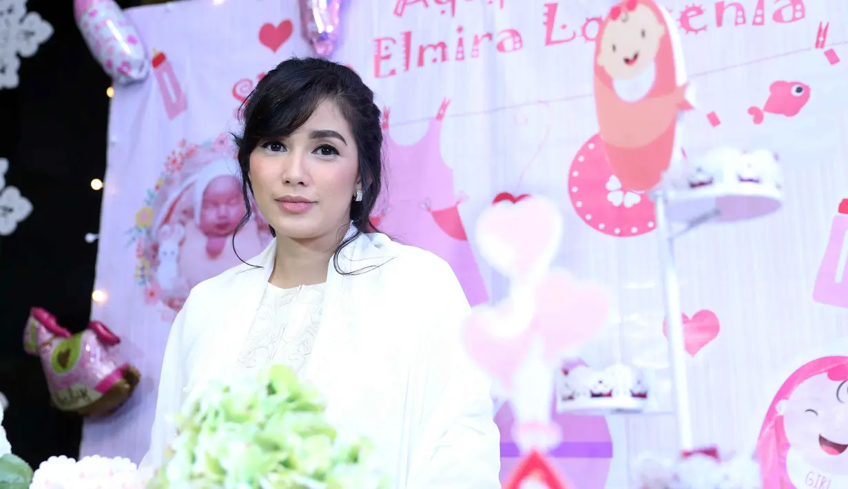 Menurut Ussy Sulistiawaty, acara akikah identik dengan warna putih yang berarti bersih. Sedangkan warna ungu merupakan warna kesukaannya. Maka terbentuklah paduan warna tersebut di akikah Sheva Elmira Lorrenia. (Nurwahyunan/Bintang.com)