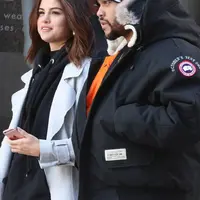 Selena Gomez dan The Weeknd kembali menunjukkan kemesraannya ditengah publik. (Foto: E!News)