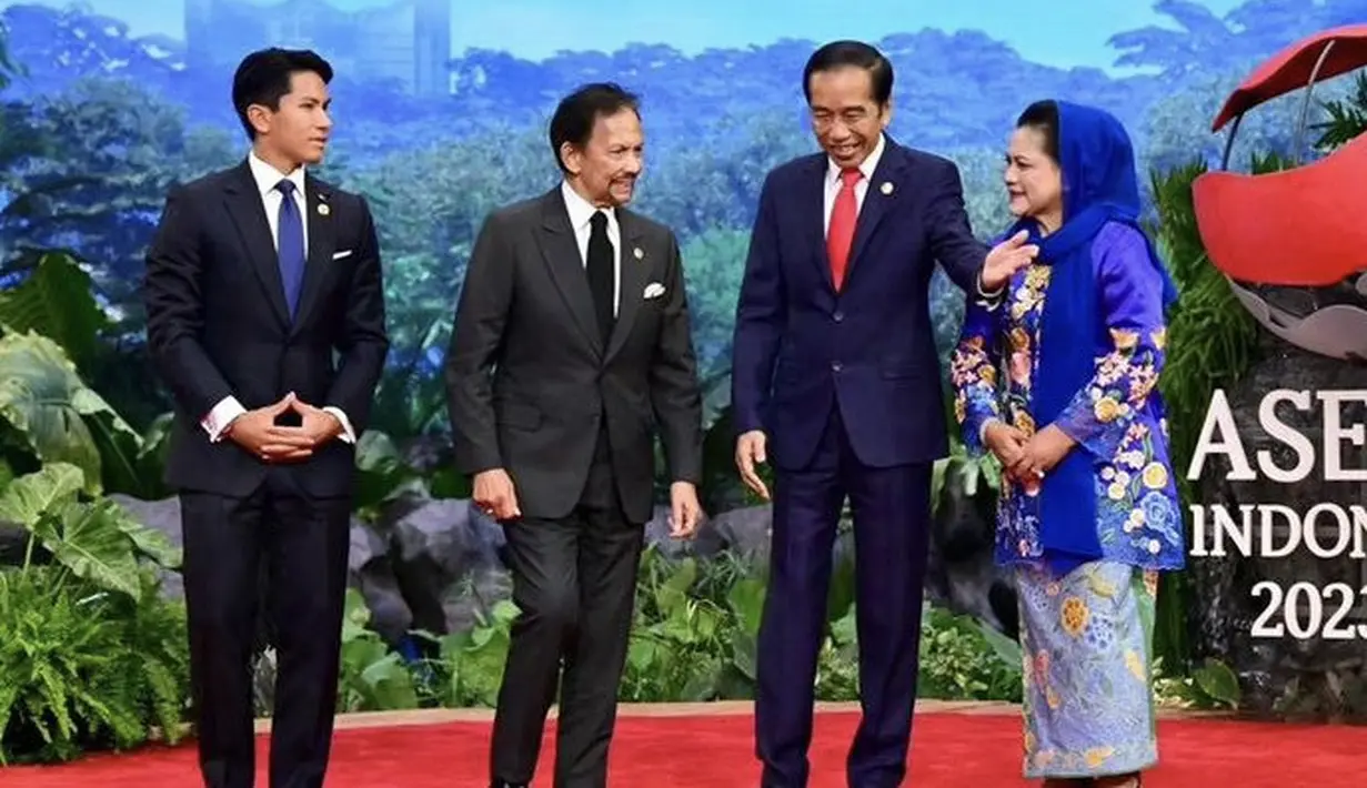 Ibu Iriana memadukannya mengenakan pashmina warna serasi dengan kebayanya. Pashmina tersebut ia kenakan di kepalanya bak None Jakarta. [@jokowi]