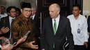 Menteri Agama Lukman Hakim Saifuddin (kiri) bersama Dubes AS untuk Indonesia, Joseph R Donovan menemui pewarta usai pertemuan di Kemenag, Jakarta, Selasa (7/2). Pertemuan untuk memperbanyak kerjasama di bidang pendidikan. (Liputan6.com/Helmi Fithriansyah)