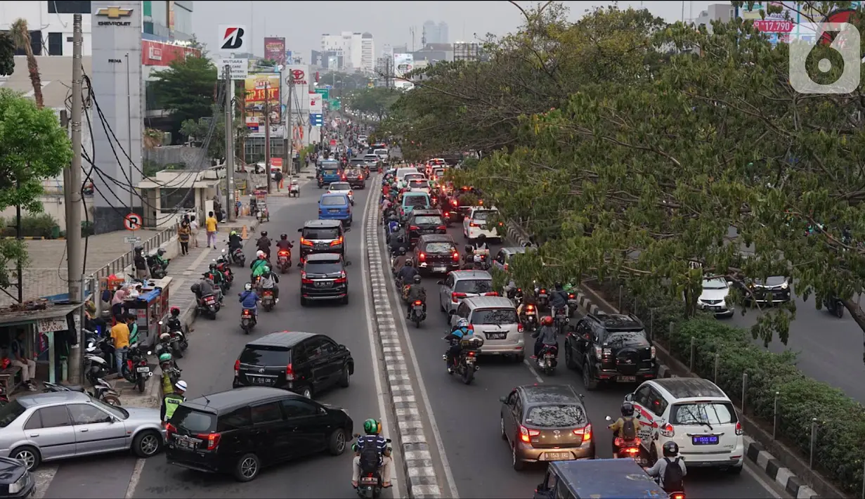 Kendaraan terjebak kemacetan di Jalan Margonda Raya, Depok, Jawa Barat, Sabtu (26/10/2019). Tingginya volume kendaraan menyebabkan jalan utama di Kota Depok tersebut tetap mengalami kemacetan, meski pengoperasian Jalan Tol Cijago Seksi II telah dilakukan. (Liputan6.com/Immanuel Antonius)