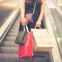 Seorang perempuan belanja tas dari Singapura, balik ke Indonesia harus bayar Rp27 juta sebagai pajak. (Sumber foto: suntour.am)