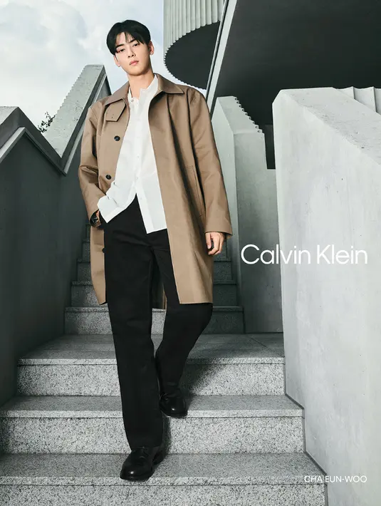 Refined Slim Blazer dan Refined Wool Blend Slim Trousers menghadirkan gaya effortless untuk berbagai tampilan. Untuk kesan lebih polished, celana ini dapat dipadukan dengan Bonded Cotton Two-Tone Mac Coat dan Classic Stretch Button-Down Shirt. [Calvin Klein]