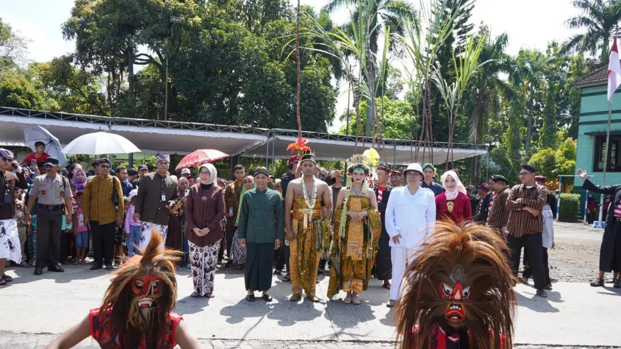 Proses tradisi manten tebu dalam event Loemadjang Mbiyen (Istimewa)