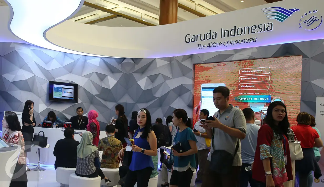 Pengunjung mengantre di pameran Garuda Travel Fair (GATF) di JCC Senayan, Jakarta, Jumat (7/10). GATF  menawarkan tiket dan paket wisata dengan harga lebih rendah dari harga normal ke berbagai destinasi dalam dan luar negeri. (Liputan6.com/Angga Yuniar)