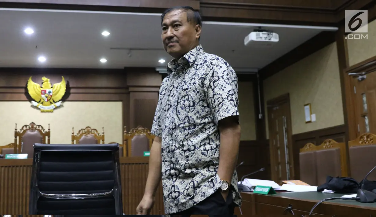 Tersangka kasus dugaan korupsi e-KTP, Markus Nari saat jeda sidang lanjutan dugaan korupsi E-KTP  dengan terdakwa Irvanto H Pambudi dan Made Oka Masagung di Pengadilan Tipikor, Jakarta, Selasa (25/9). (Liputan6.com/Helmi Fithriansyah)