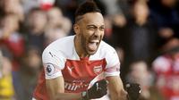 Striker Arsenal, Pierre-Emerick Aubameyang, melakukan selebrasi usai membobol gawang Burnley FC pada laga Premier League di Stadion Emirates, Sabtu (22/12). Arsenal menang 3-1 atas Burnley FC. (AP/Tim Ireland)